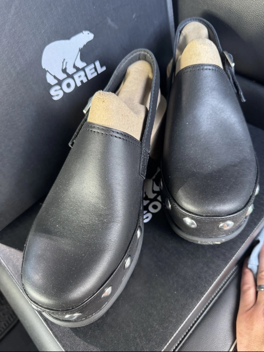 Sorel ROAM’N RVT Black and Tan Studded Leather Clogs size 8 NWOT - Picture 3 of 4